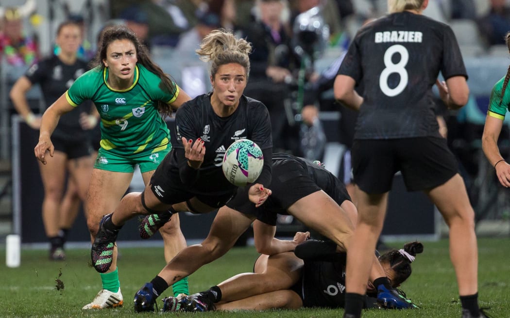 Sarah Hirini of New Zealand dive passes to Kelly Brazier at the 2022 World Cup Sevens tournament.