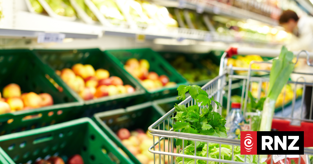 Fruit and vege prices drop, but shoppers still feel the pain