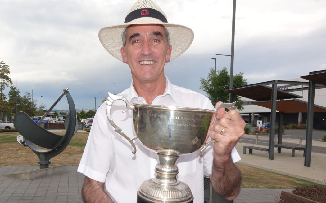 Tasman Mayor Richard Kempthorne with the NZ Sunshine Cup.