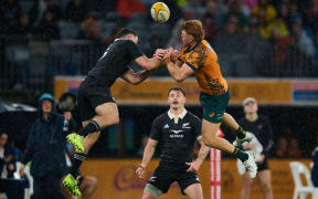 Will Jordan competes for the ball with Tane Edmed.