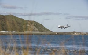 Wellington Airport - Singapore Airlines plane landing