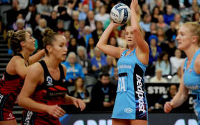 Jamie Hume of the Southern Steel looks to pass during the ANZ Premiership match between the Southern Steel and the Tactix, Dunedin, 7th May 2017.