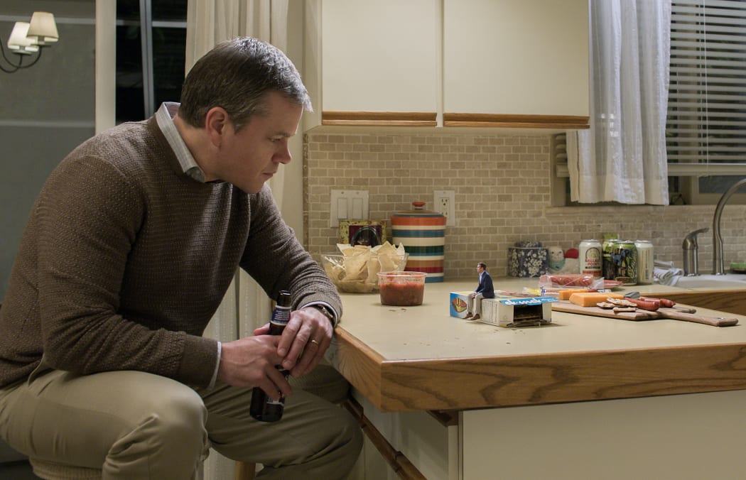 Matt Damon plays Paul Safranek and Jason Sudeikis plays Dave Johnson in Downsizing from Paramount Pictures.