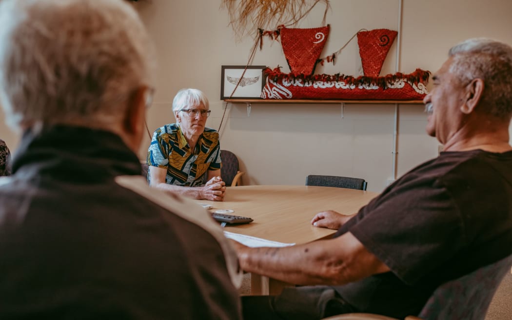 Chief Human Rights Commissioner Paul Hunt meets with residents.