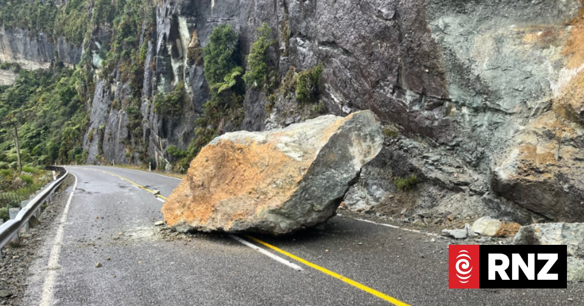 Boulder blocks West Coast road after falling from cliff wall | RNZ