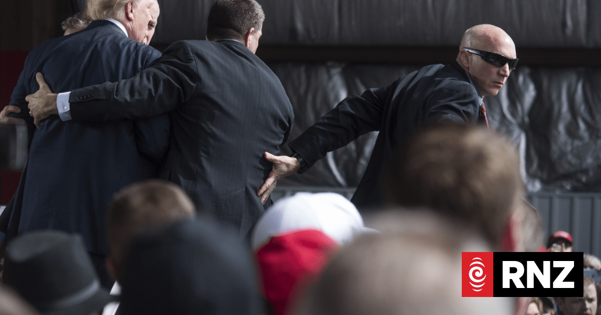 Man rushes on stage at Trump event | RNZ News