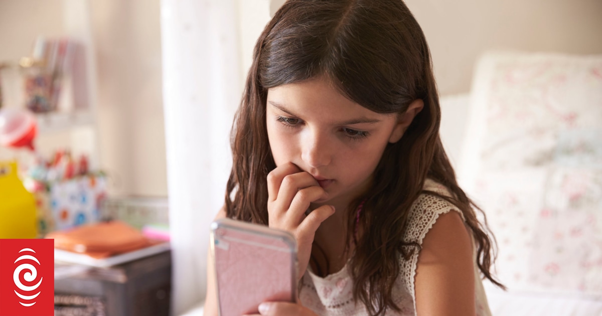Parenting : conversations about sextortion and online grooming | RNZ