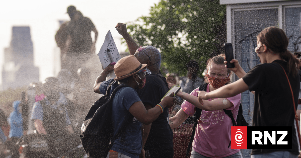 Protests, riots continue in Minneapolis after Floyd death | RNZ