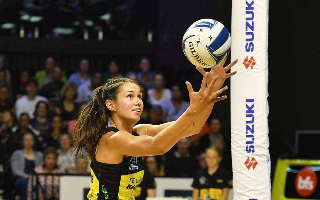 Pulse's Ameliaranne Ekenasio takes a pass.