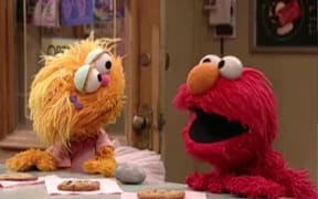 Elmo argues with Zoe about Rocco the pet rock