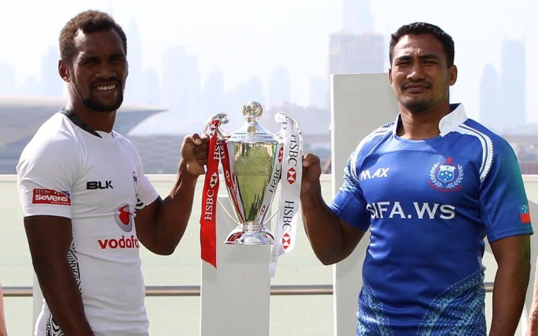 Fiji captain Osea Kolinisau and Samoa skipper Reupena Levasa with the Dubai Sevens trophy.