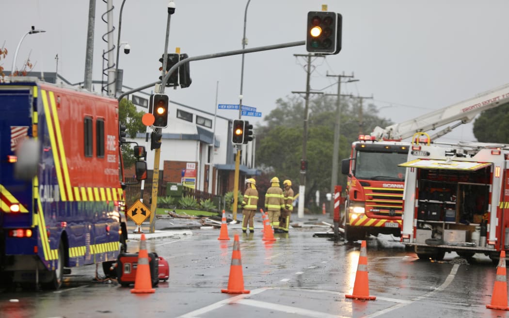 A section of road in Blockhouse Bay, Auckland has been closed after wind blew the roof off a commercial building and partially collapsed the front of the structure.