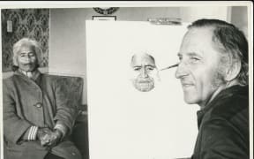 Harry Sangl paints Haromi Rutene Karaitiana