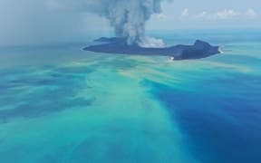 The discoloration of the sea shows a significant discharge of volcanic fluids (steam, condensates laden with chemical elements) into the sea and contaminating the seawater.