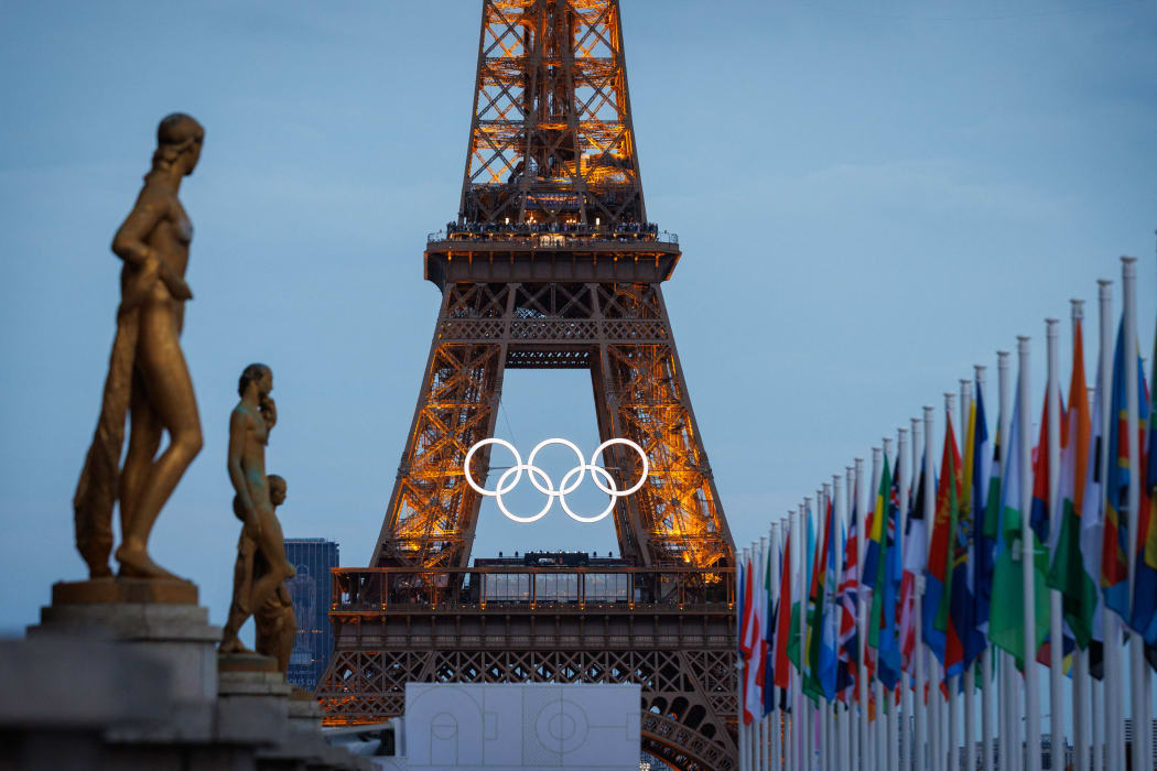 FRANCE - PARIS - 07/24/2024 - PARIS 2024 OLYMPICS, WEATHER - The Eiffel Tower, seen decorated with Olympic hoops, in the city of Paris, this Wednesday (24). The Olympic Games are held between July 26th and August 11th. Photo: Rodolfo Buhrer/AGIF (Photo by Rodolfo Buhrer / AGIF / AGIF via AFP)