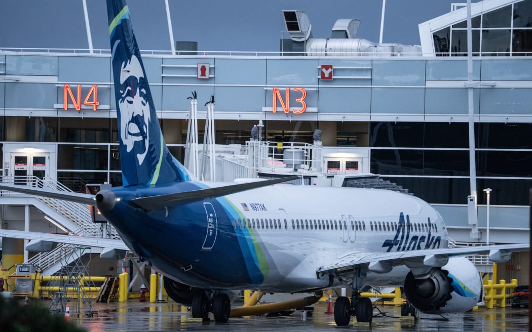 طائرة من طراز Boeing 737 Max 9 تابعة لشركة Alaska Airlines تجلس عند بوابة مطار سياتل تاكوما الدولي في 6 يناير 2024 في سياتل، واشنطن.  أوقفت خطوط ألاسكا الجوية إحدى طائراتها من طراز 737 ماكس 9 أثناء رحلة من بورتلاند بولاية أوريغون إلى أونتاريو بولاية كاليفورنيا بعد انفجار جزء منها.