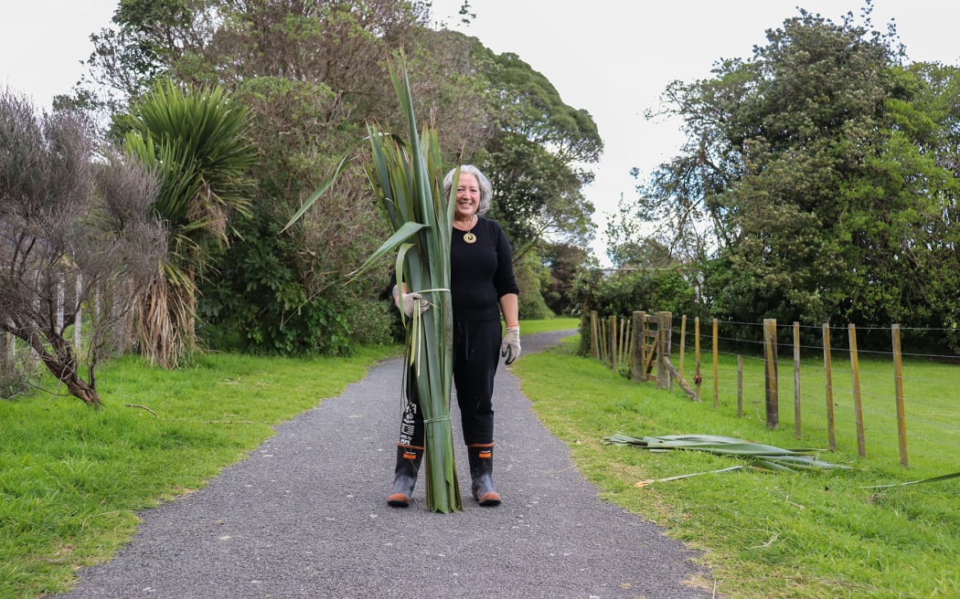 Brenda Tuuta helped Kāpiti Coast District Council staff and contractors learn how to care for harakeke using traditional Māori practices.