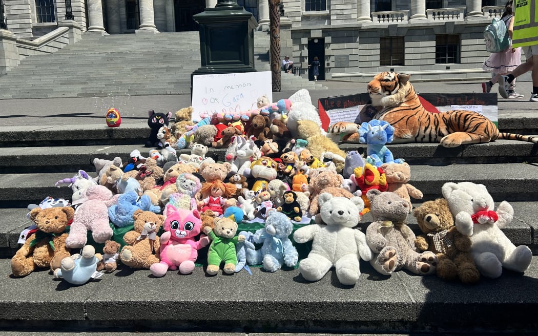 Families and children gather for a picnic on Parliament's lawn  calling for a ceasefire in Gaza on 25 January 2024.