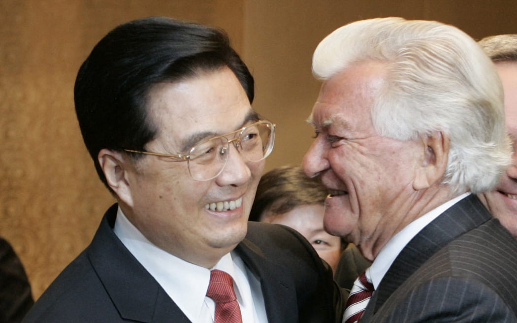 Chinese President Hu Jintao (L) hugs former Australian prime minister Bob Hawke at a state dinner in Sydney, 05 September 2007, as the Chinese leader visits ahead of the Asia-Pacific Economic Cooperation (APEC) leaders' summit this week. US President George W. Bush earier urged China's consumers to spend more to help close a yawning trade gap with the United States, as he prepared to meet Chinese counterpart Hu Jintao 06 September.         AFP PHOTO / POOL / Will Burgess (Photo by WILL BURGESS / POOL / AFP)