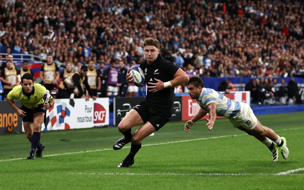 Jordie Barrett on his way to scoring a try during the 2023 Rugby World Cup semi-final match between Argentina and New Zealand at the Stade de France.