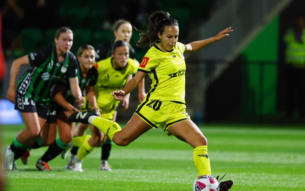 Emma Main scores from the penalty spot for Wellington Phoenix against Western United.