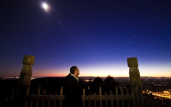 Dr Rangi Mātāmua star-gazing.