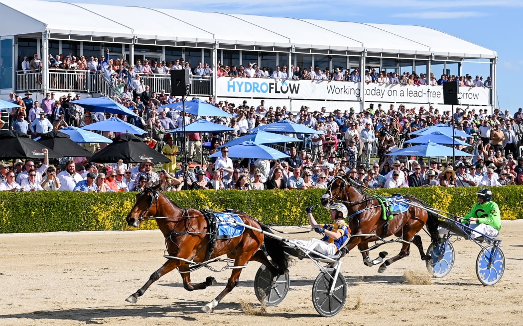 Swayzee driven by Cameron Hart with Akuta driven by Mark Purdon  wins the 2023 NZ Trotting Cup.