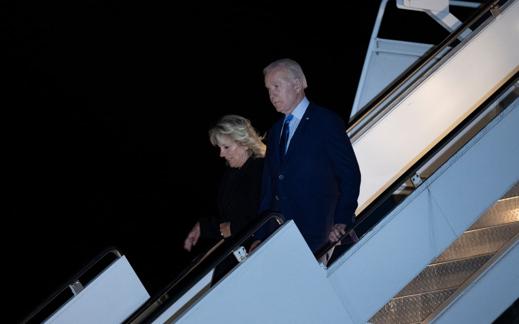 US President Joe Biden and First Lady Jill Biden arrive at London Stansted Airport on September 17, 2022, in Stansted, United Kingdom, to attend the funeral of Queen Elizabeth II on September 19. (Photo by Brendan Smialowski / AFP)
