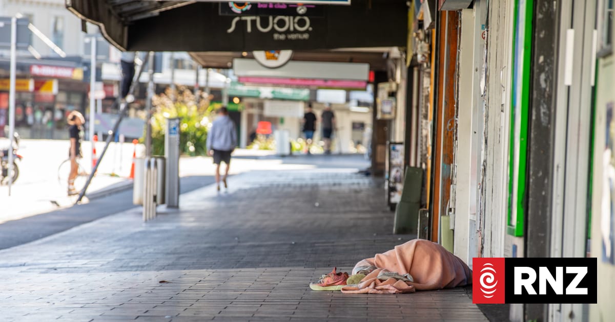 Move-on orders risk 'punishing' children: Commissioner