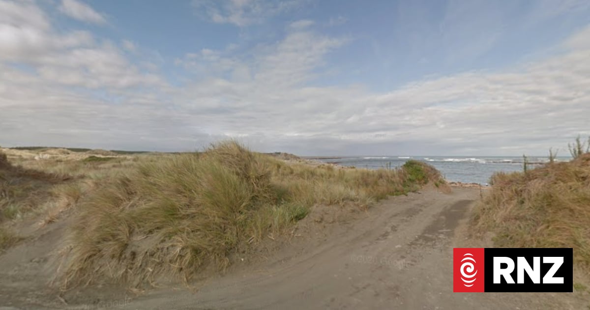 Person taken to hospital after boat capsizes at Manawatū beach