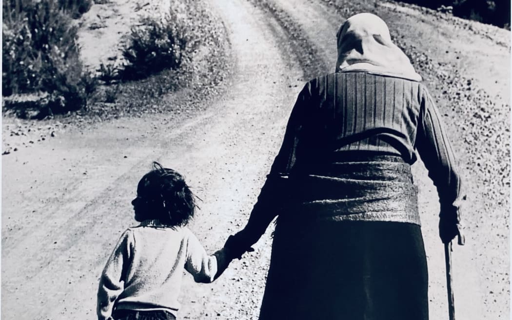 The now famous photo of Dame Whina Cooper setting off on her 1100km march to Parliament with 3-year-old granddaughter Irenee Cooper.