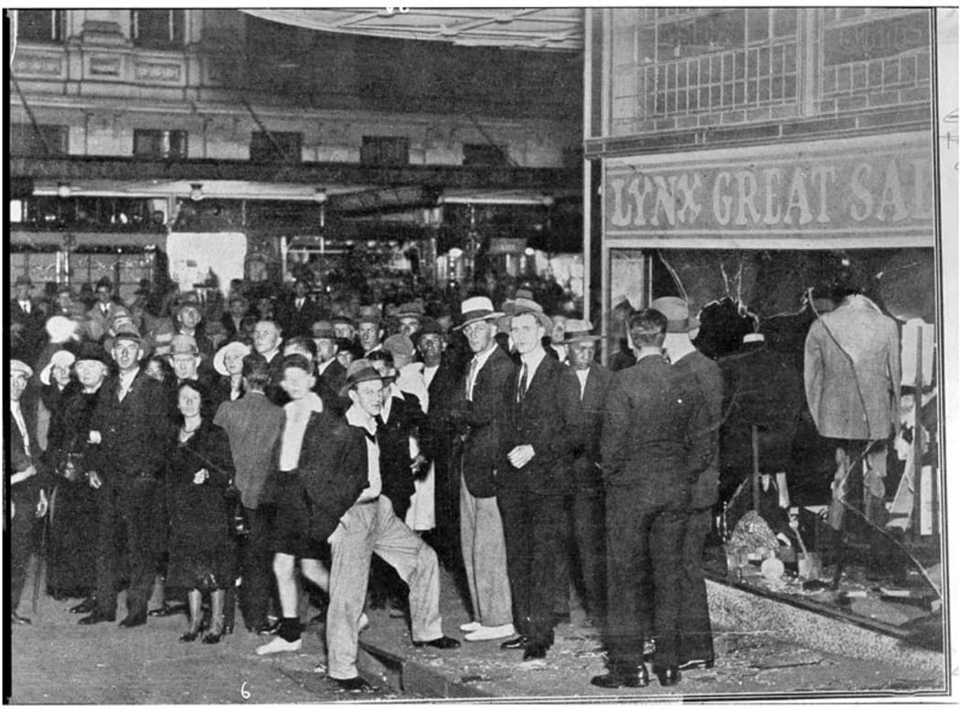 Crowds in Swanson St looking towards Queen St