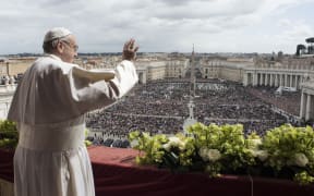 Pope Francis delivers the "Urbi et Orbi" blessing to the city and to the world from the balcony of St Peter's basilica after the Easter Sunday Mass on April 1, 2018 in Vatican.