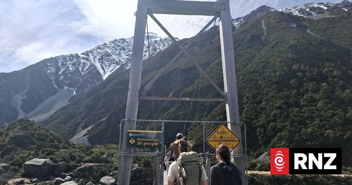 Limit set on first Hooker Valley suspension bridge