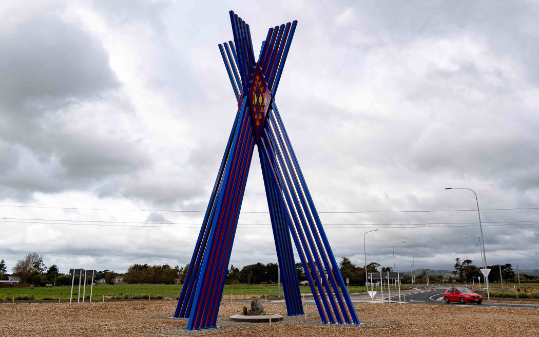Poutahu sculpture by Sandy Adsett on the Woodville end of Te Ahu a Turanga Highway.