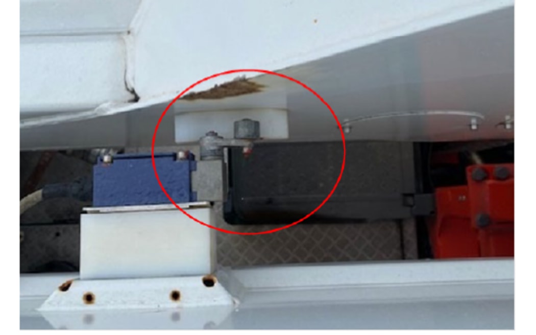 A worn sensor on the ladder boom is circled; the ladder failed during tests by the investigators, who concluded 1-2mm of wear on the sensor’s nylon plate was enough to freeze it up.