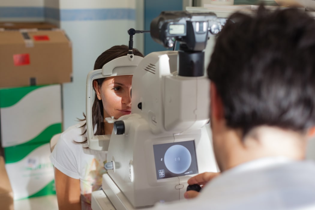 An opthalmologist examines a young girl (file photo)