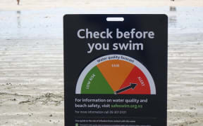 Water quality warning sign in Takapuna this summer