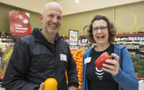Alison Ballance and Simon Morton discover which fruits and vegetable have the most vitamin c. Science of vitamin c