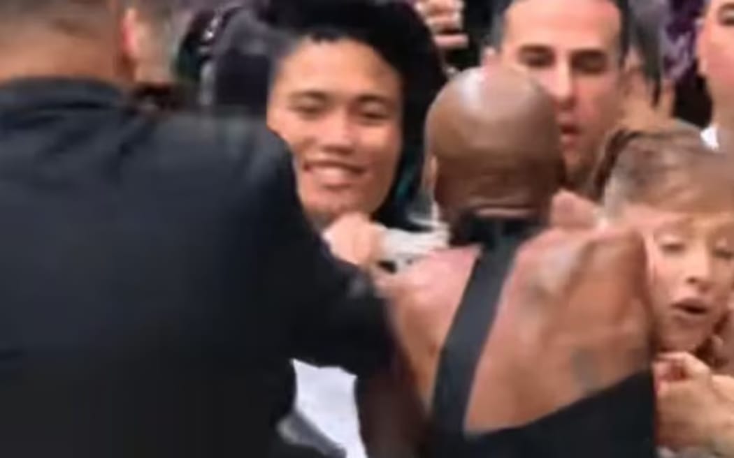 Cynthia Erivo protects Ariana Grande from a person who ambushed her at the premiere.  (TikTok: usersofiarose)