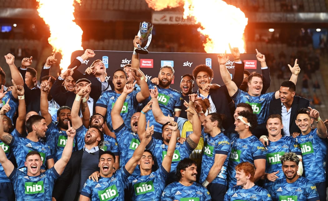 The Blues celebrate victory.
Blues v Highlanders, Sky Super Rugby Trans-Tasman Final. Eden Park, Auckland. New Zealand. Saturday 19 June 2021. Â© Copyright Photo: Andrew Cornaga / www.photosport.nz