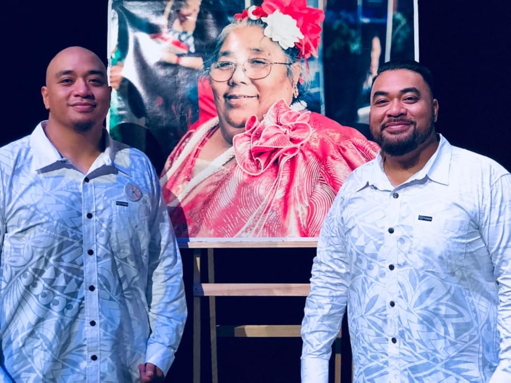 Adeaze: Nainz and Viiz Tupai  in front of a picture of their late mother.