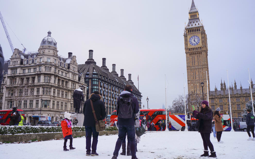 Heavy snowfall hit parts of Britain, including London, on 12 December, 2022. The city is covered in snow, causing travel disruptions in some London airports and underground network. (Photo by Alexander Mak/NurPhoto) (Photo by Alexander Mak / NurPhoto / NurPhoto via AFP)