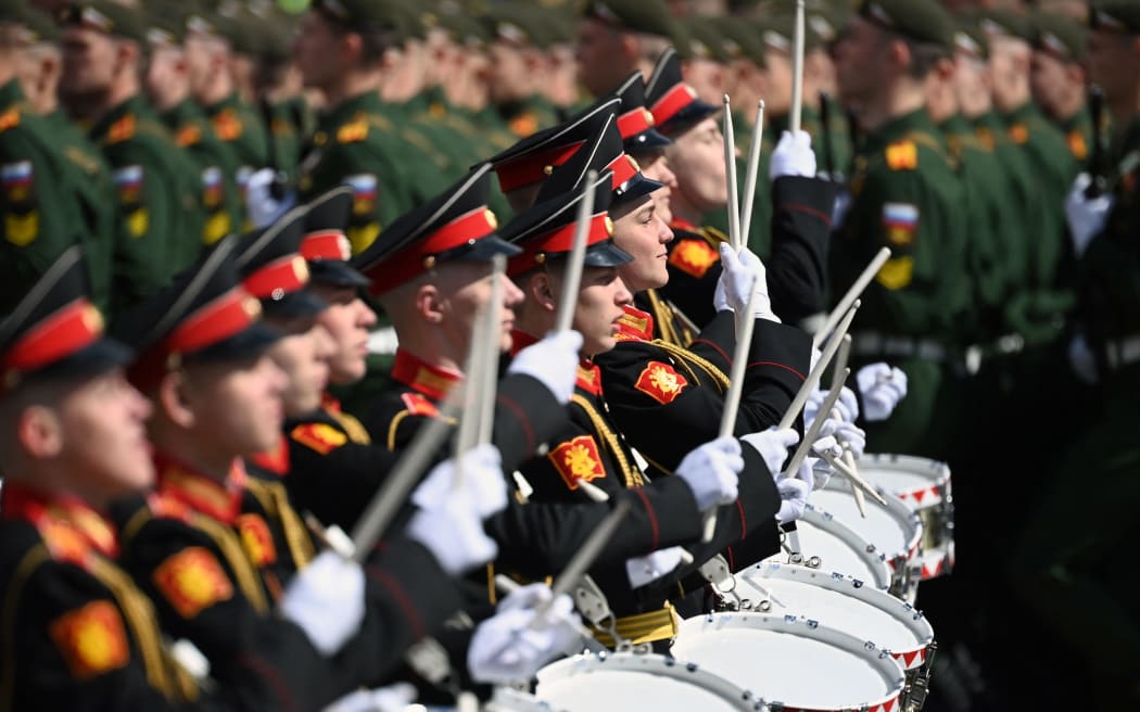 Members of a military band march on Red Square during the Victory Day military parade in central Moscow on May 9, 2022. - Russia celebrates the 77th anniversary of the victory over Nazi Germany during World War II. (Photo by Kirill KUDRYAVTSEV / AFP)