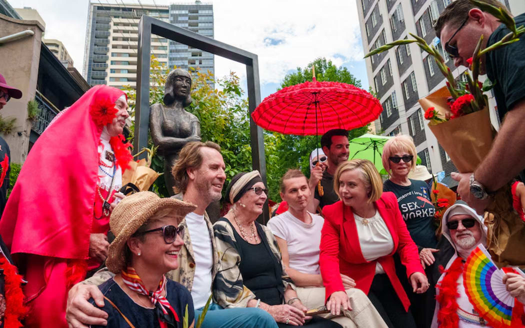 Dozens of people showed up to the bronze statue's public unveiling on Saturday. (ABC News: Fletcher Yeung)