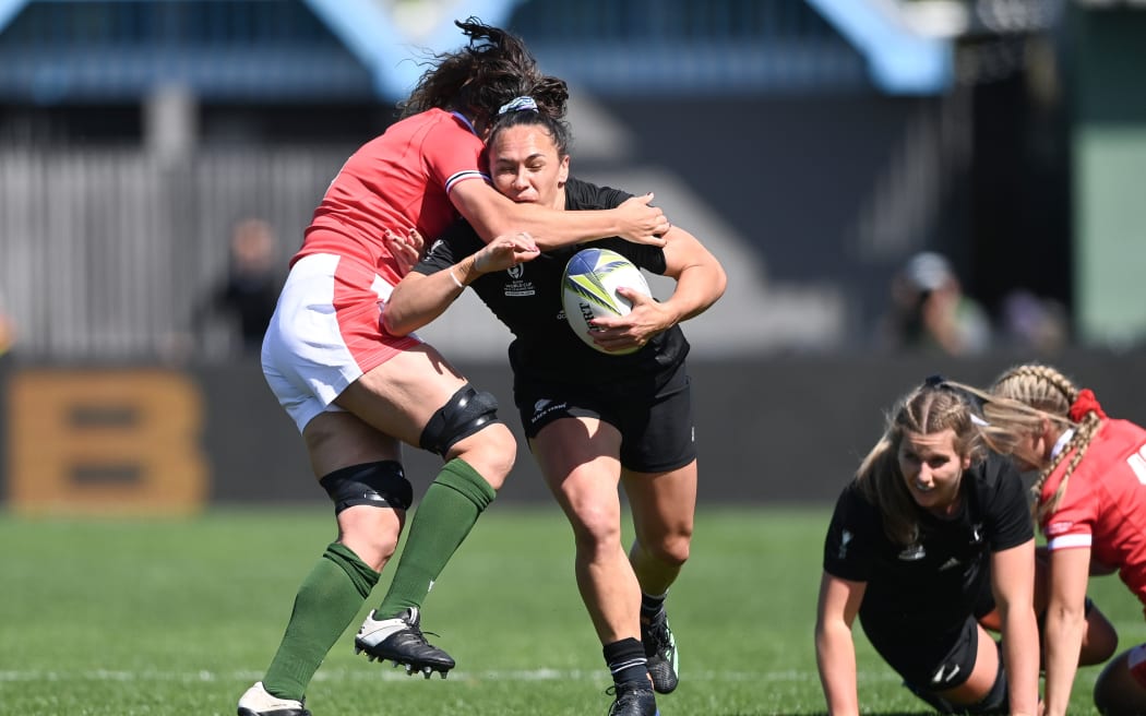 Portia Woodman makes a run at the Welsh defence in the 2022 Rugby World Cup.