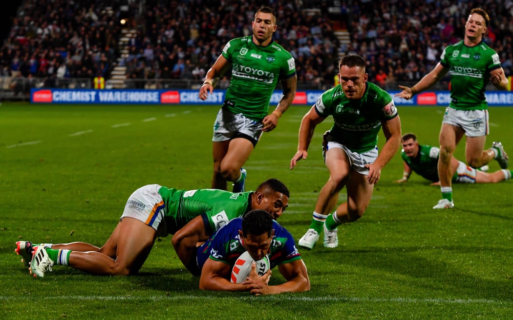 Roger Tuivasa-Sheck scores his first try back in Warriors colours.