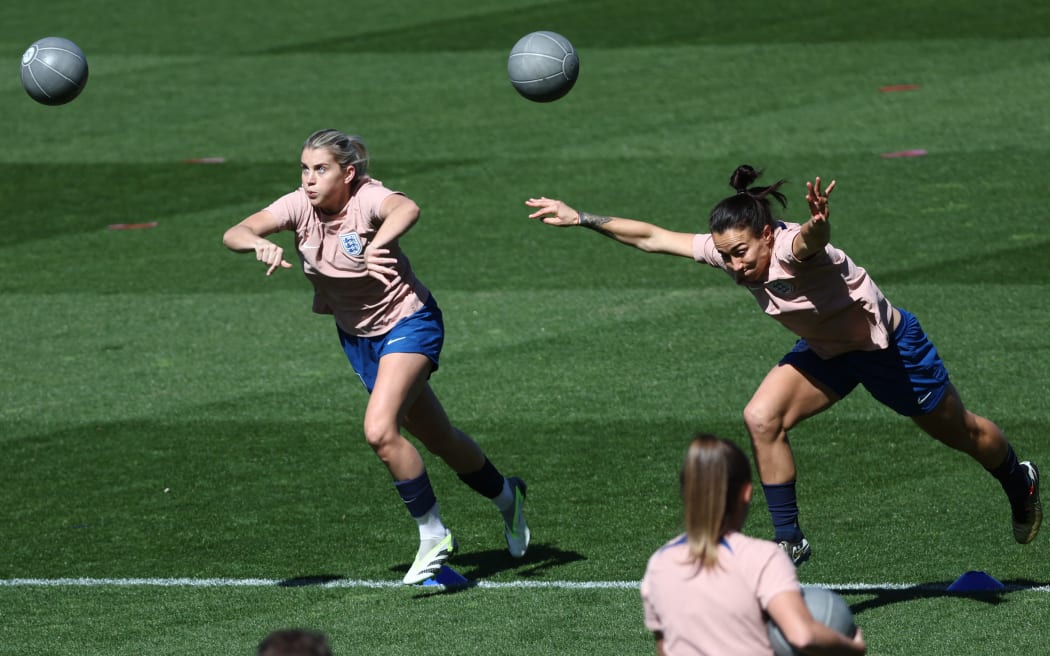 Players from England participate in a training session at Central Coast Stadium in Gosford on August 19, 2023, on the eve of the Women’s World Cup football final match between Spain and England. (Photo by DAVID GRAY / AFP)
