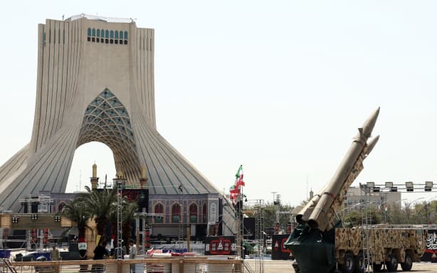 US strikes Iran from south to north, new threats to Red Sea shipping  www.rnz.co.nz