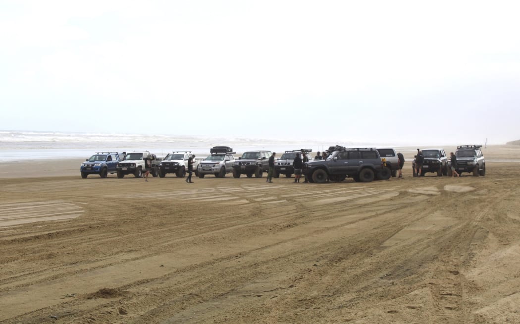 A four-wheel drive group gathers on Ripirō Beach.